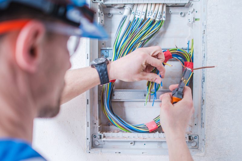 Mise en conformité électrique en entreprise : obligations 2026