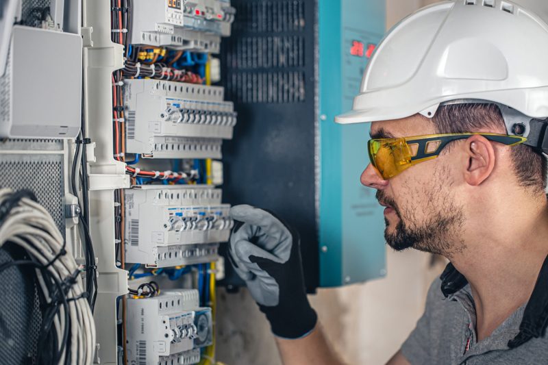 Mise en conformité électrique en entreprise : obligations 2026